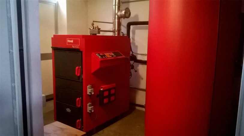 Caldaia a biomassa (legna) con accumulo termico