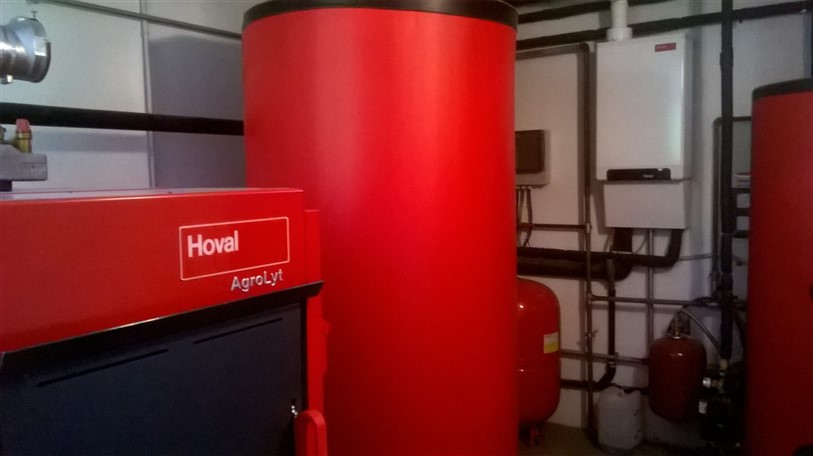 Caldaia a biomassa (legna) con accumulo termico + caldaia a gas a condensazione