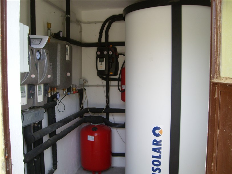 Accumulo termico solare a stratificazione con gruppi di distribuzione idraulica, termoregolazione climatica e modulo per produzione ACS